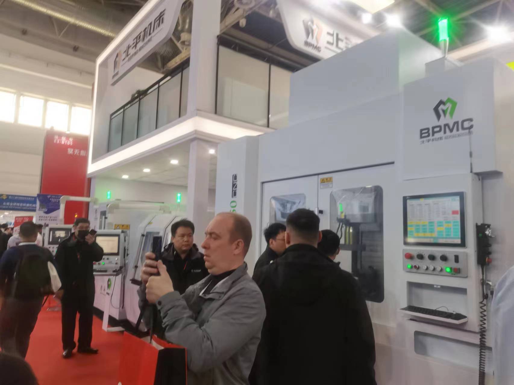 北平機(jī)床展會(huì)現(xiàn)場(chǎng) 靚仔和靚機(jī)來(lái)張合拍照